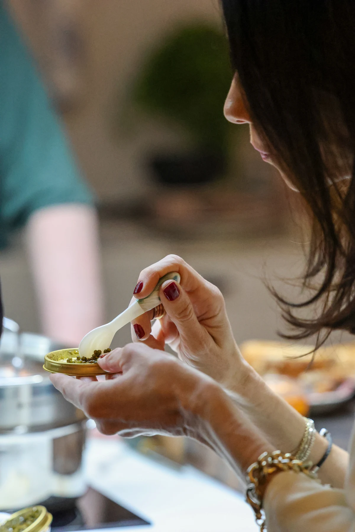 Una invitada probando caviar en una cata de Cofré